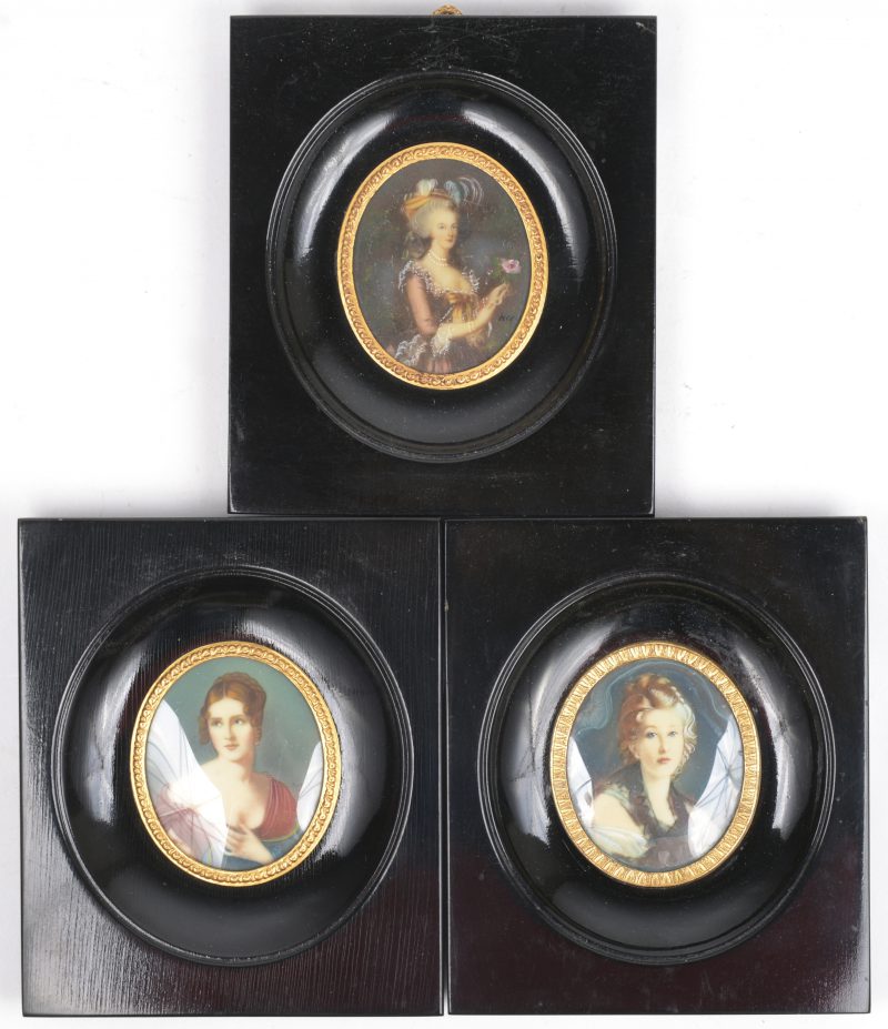 Drie handgeschilderde miniaturen met vrouwenportretten, vermoedelijk op ivoor, waarvan twee gesigneerd. Eén met vochtschade.