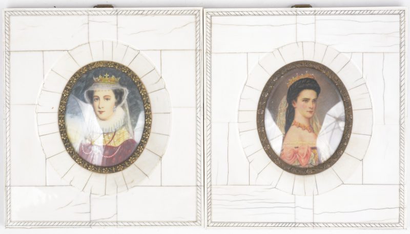 Twee handgeschilderde XIXe eeuwse miniaturen, vermoedelijk op ivoor, waarbij één met een portret van Keizerin Elisabeth van Oostenrijk. In ivoren kadertjes.