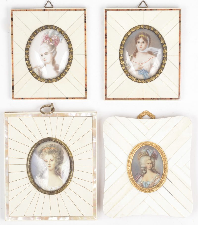 Vier handgeschilderde miniaturen met vrouwenportretten, mogelijk op ivoor, in ivoren kadertjes.