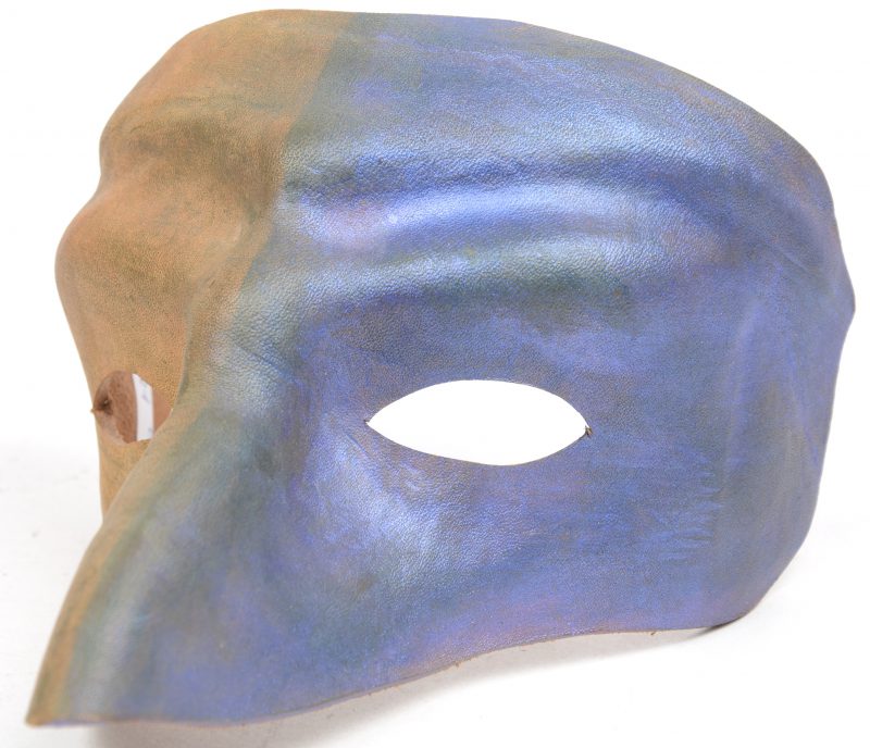 Een Venetiaans masker van beschilderd leder. Binnenin genummerd 290/450.