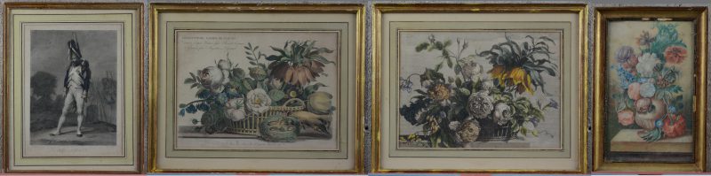 Twee litho’s met bloemenstillevens, gravure van een Napoleontisch soldaat en een bloemenvaas in kleurpotlood.