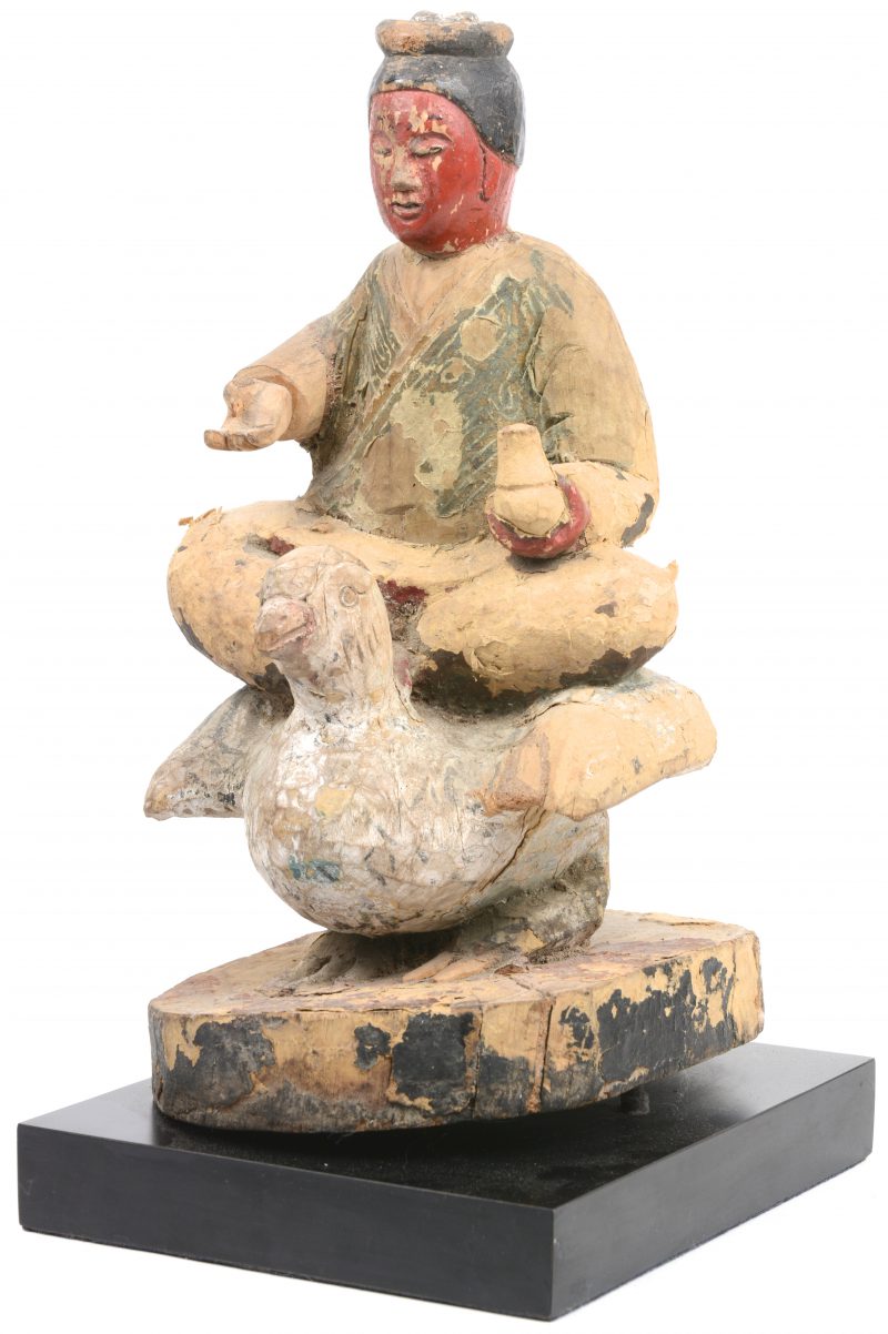 Een houten beeld van een Guanyin gezeten op een duif. Sporen van polychromie. Chinees werk.