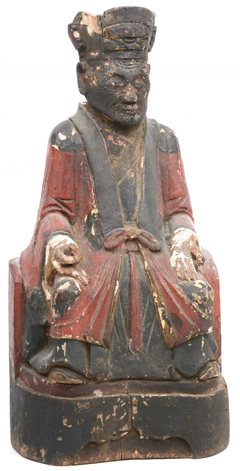 Een houten beeld van een hoogwaardigheidsbekleder. Sporen van polychromie. Chinees werk.