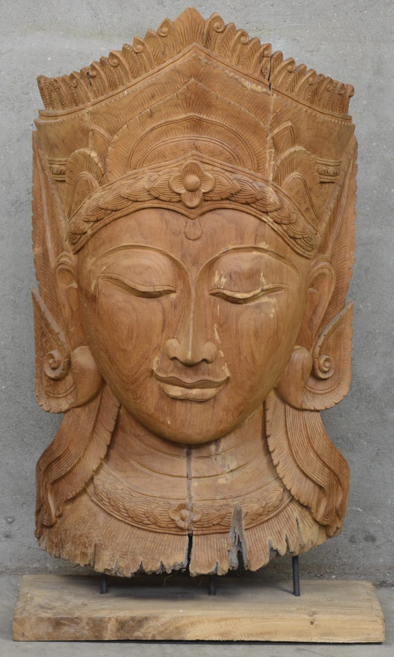 Een gebeeldhouwd houten Boeddhahoofd.