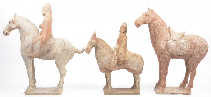 Drie terracotta paarden in de geest van de Tang-periode. Twee oortjes manco.