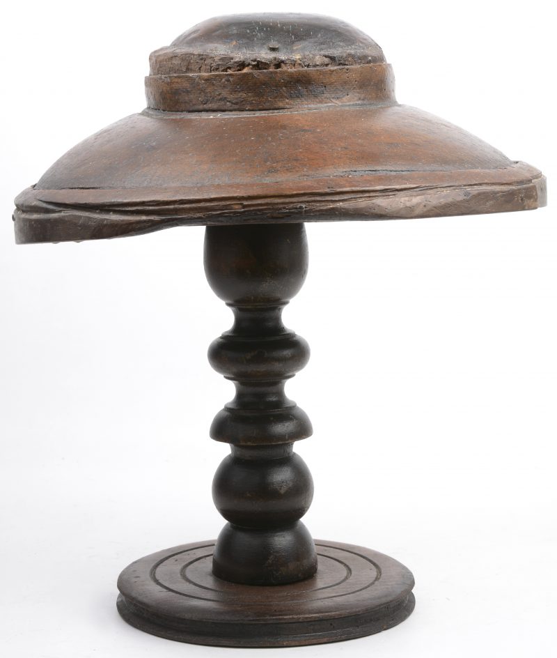Een antieke houten hoedenvorm.