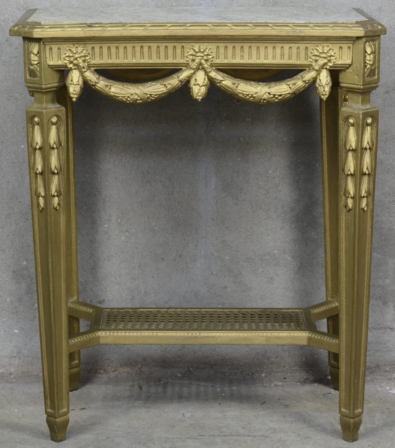 Een goudgepatineerd houten bijzettafeltje in Lodewijk XVI-stijl.