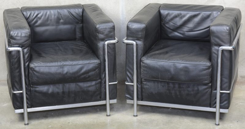 Twee fauteuils van verchroomd metaal en leder, LC2, naar ontwerp van Le Corbusier.