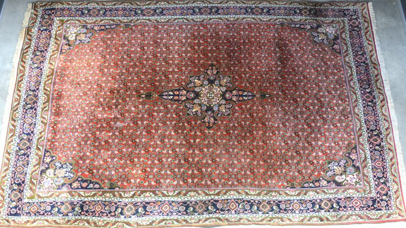 Een handgeknoopt Iraans wollen tapijt.