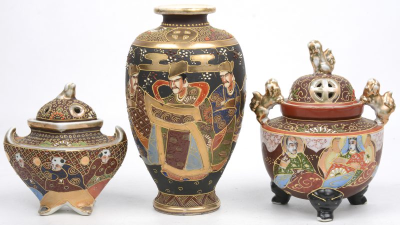 Drie stuks meerkleurig Satsuma-aardewerk, bestaande uit een vaasje en twee koro’s.