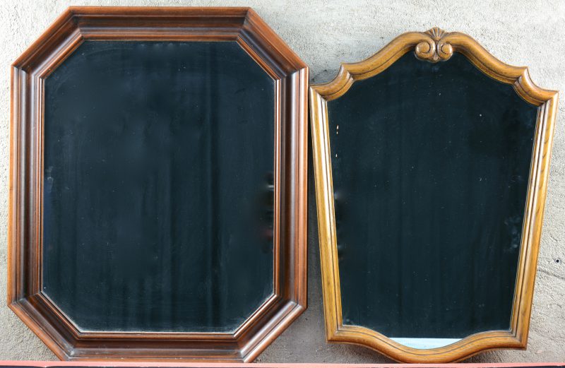 Twee kleine spiegels in houten lijst.