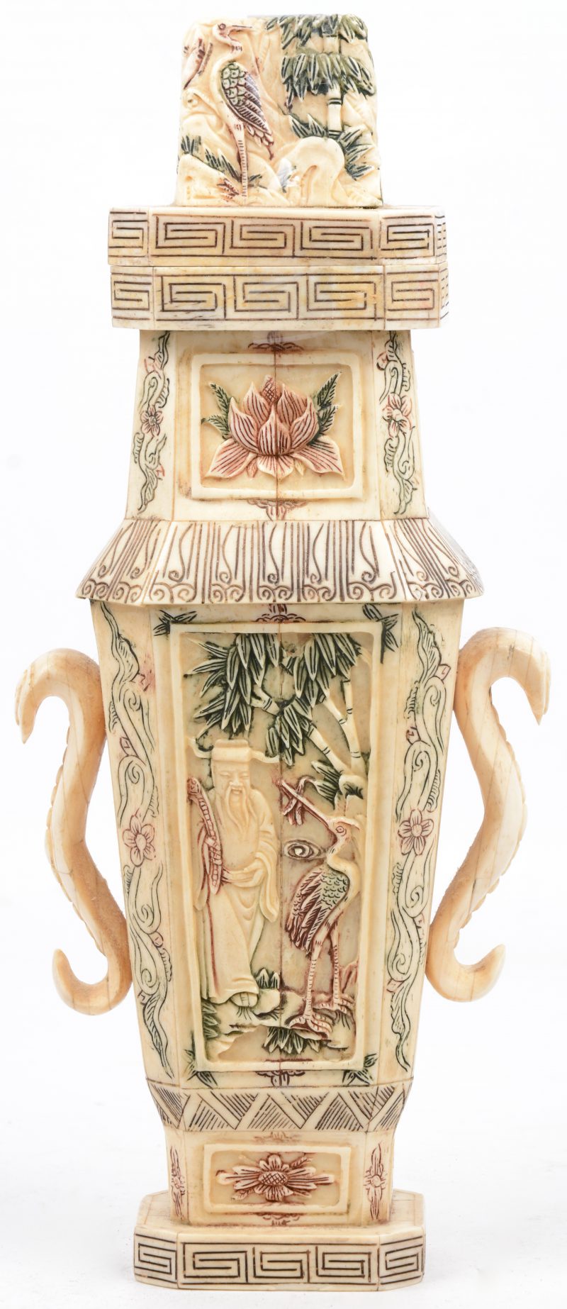 Een vaas met dekseltje van gesculpteerd en gekleurd been, op houten frame. Versierd met personages, vogels en planten. Chinees werk.