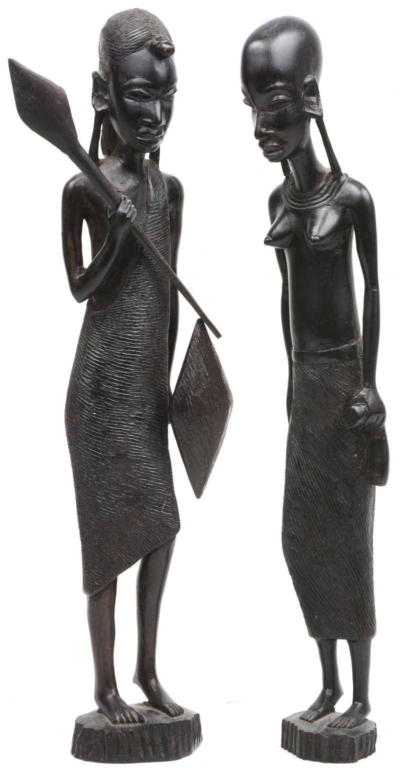 Een paar ebbenhouten beeldes van ee man en een vrouw. Afrikaans werk