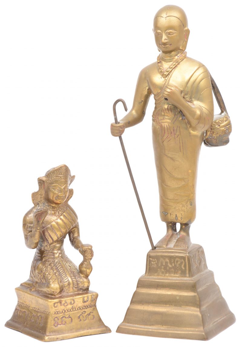 Twee Boeddhistische messingen beeldjes. Het grootste met kleine manco.