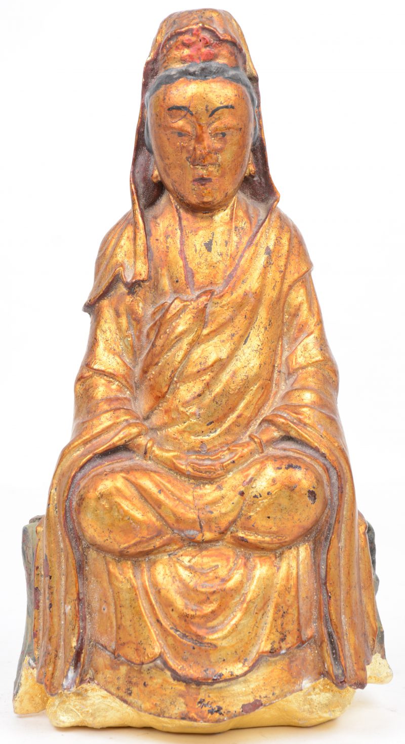 Een gepolychromeerd plaasteren Boeddhabeeld.