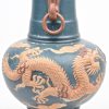 Een aardewerk van Chinees steengoed, versierd met een decor van een draak en een pauw in reliëf. Onderaan gemerkt.