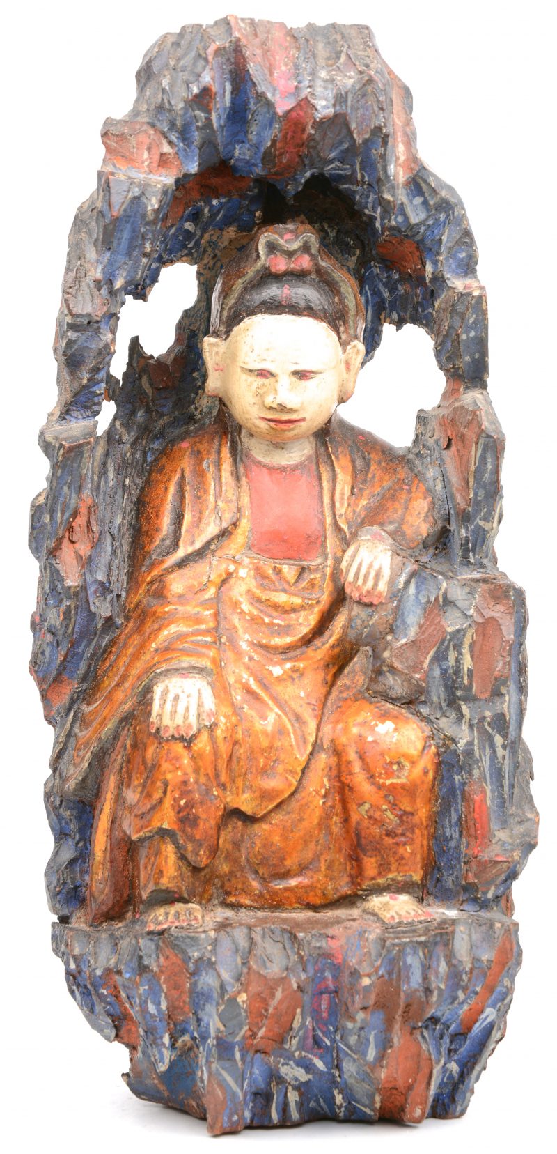 Een Boeddhistisch beeld van gebeeldhouwd en gepolychromeerd hout.