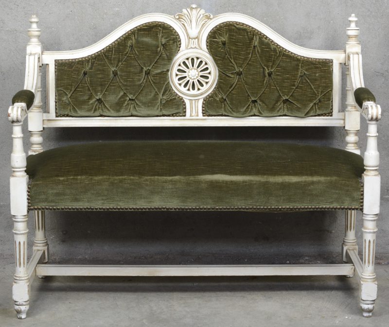 Een zitbankje van witgelakt hout met groene fluwelen bekleding. Lodewijl XVI-inspiratie.