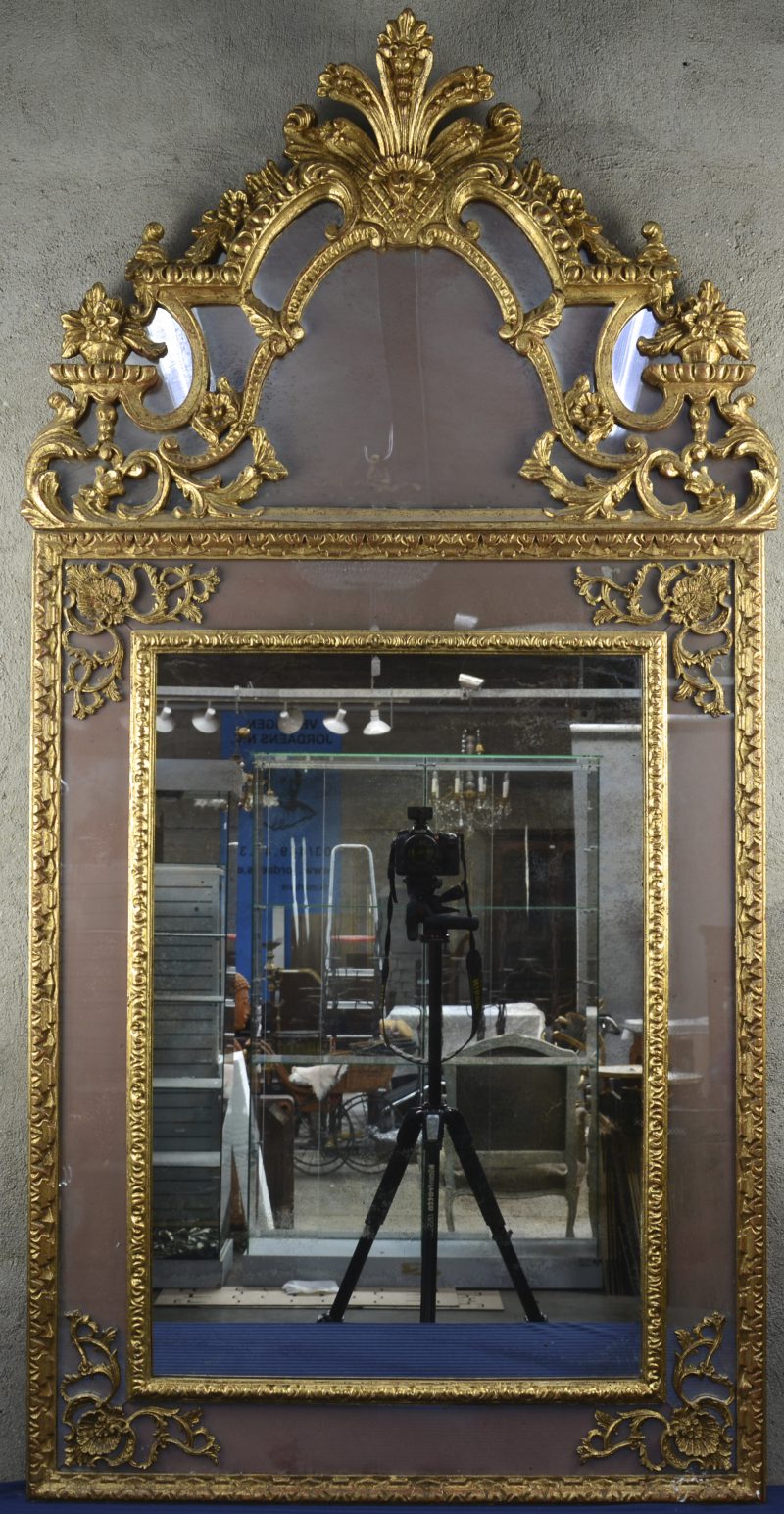 Spiegel met vergulde lijst in Lodewijk XIV-stijl. Grote uitgewerkte kroonlijst