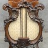 Een lage Lodewijk XV muziekstaander, vooraan en achteraan gebeeldhouwd rocaillemotief. Kleine manco’s.