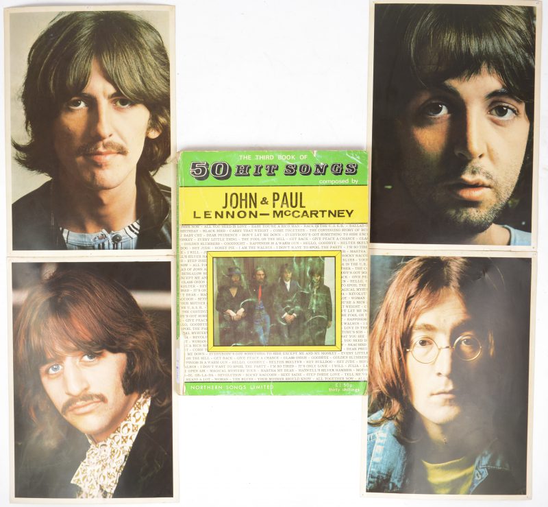 “The Third Book of 50 hit songs composed by John Lennon & Paul MacCartney”. Ed. Northern Songs Ltd 1970. Slijtage. We voegen er de vier kleurenfoto’s uit de Dubbele Witte (1968) aan toe.