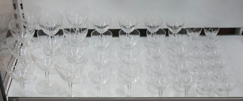Een geslepen kristallen glasservies, bestaande uit elf rodewijnglazen, acht wittewijnglazen (ééntje met minieme schilfer), tien aperitiefglazen en twaalf borrelglaasjes. Model Val St. Lambert, 1952.