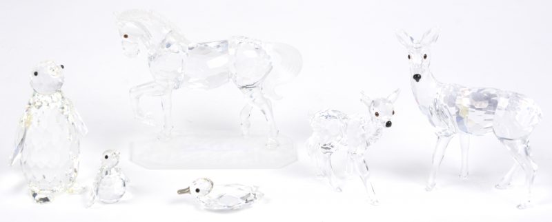 Een lot geslepen kristallen figuurtjes, bestaande uit een paar, een hinde met kalf, een eendje en een grote en een kleine pinguïn. Gemerkt.