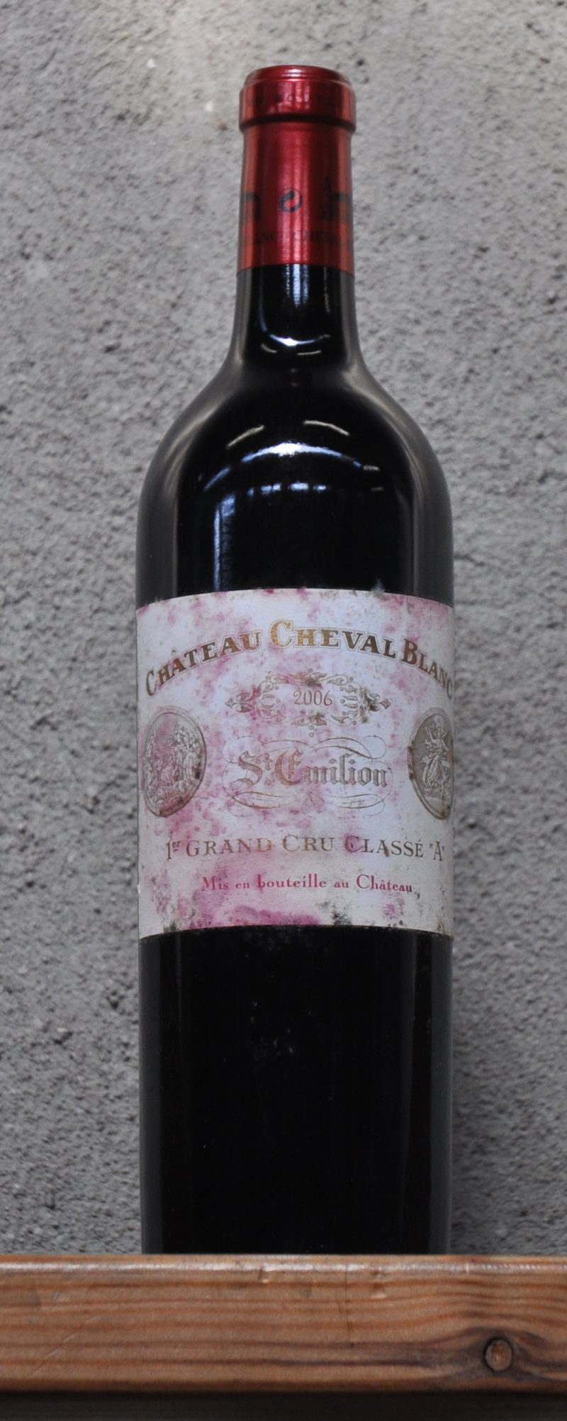 Ch. Cheval Blanc A.C. St-Emilion 1e grand cru classé   M.C.  2006  aantal: 1 bt Verkleurd etiket