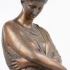 “Classicistisch vrouwenfiguur”. Een bronzen beeld. Met inscriptie ‘Médaille d’or à l’exposition des beaux arts 1865.