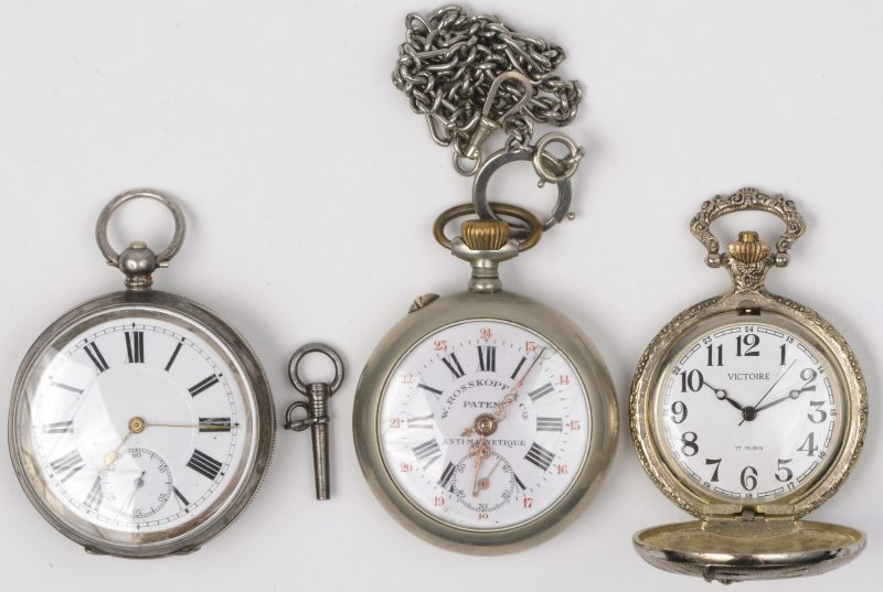 Drie zakhorloges: één zilveren (935‰) sleutelhorloge, één Rosskopf  en een Victoire horloge met gedreven decor met het Vrijheidsbeeld. Alle in werkende staat.