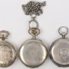 Drie zakhorloges: één zilveren (935‰) sleutelhorloge, één Rosskopf  en een Victoire horloge met gedreven decor met het Vrijheidsbeeld. Alle in werkende staat.