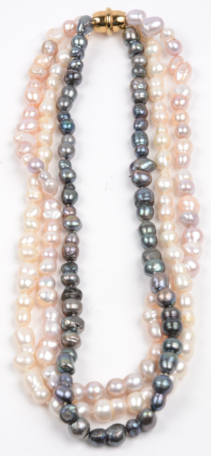 Een halsketting met drie rijen witte, roze en grijze zoetwaterparels.