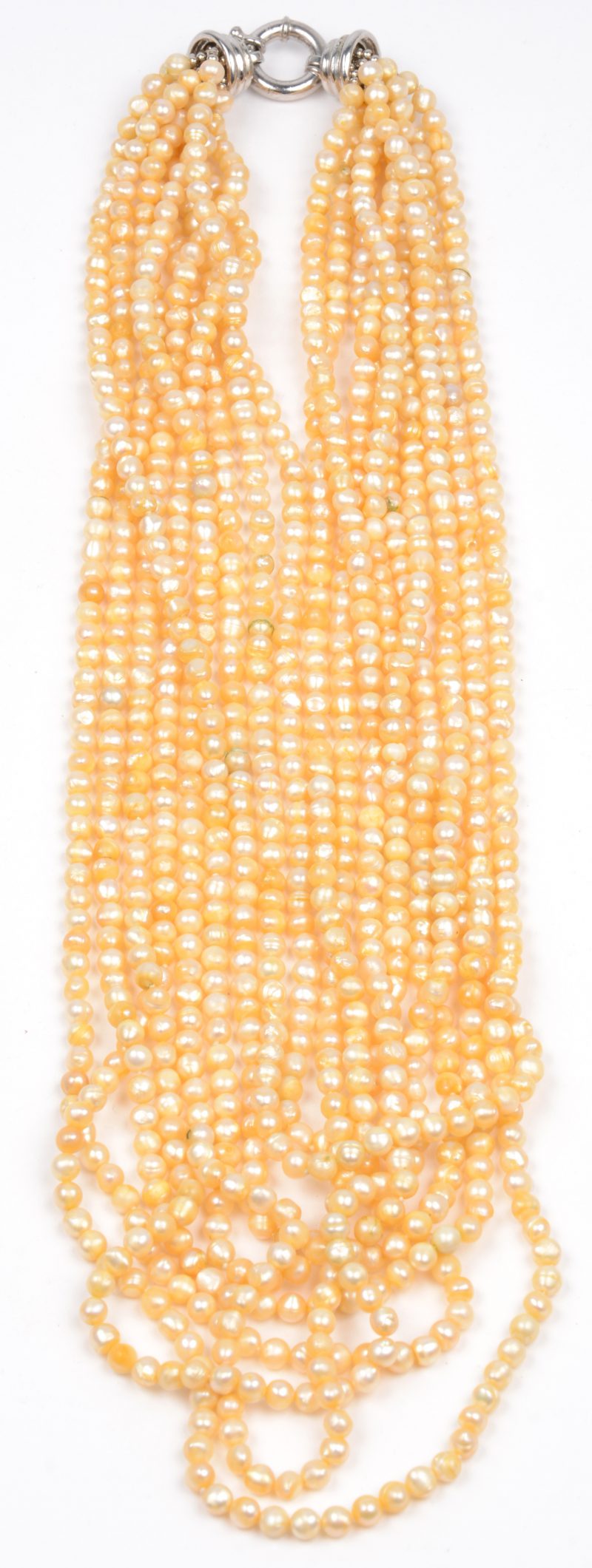 Een halsketting met negen rijen kleine gele zoetwaterparels.