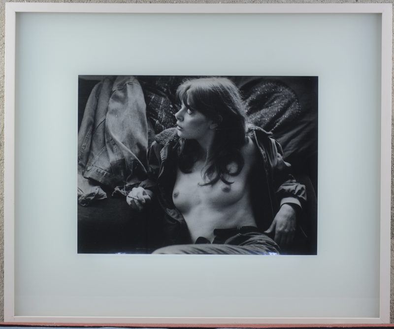 “Rokende vrouw met ontblote borst”. Een ingekaderde foto. Mogelijk Heman Selleslags.