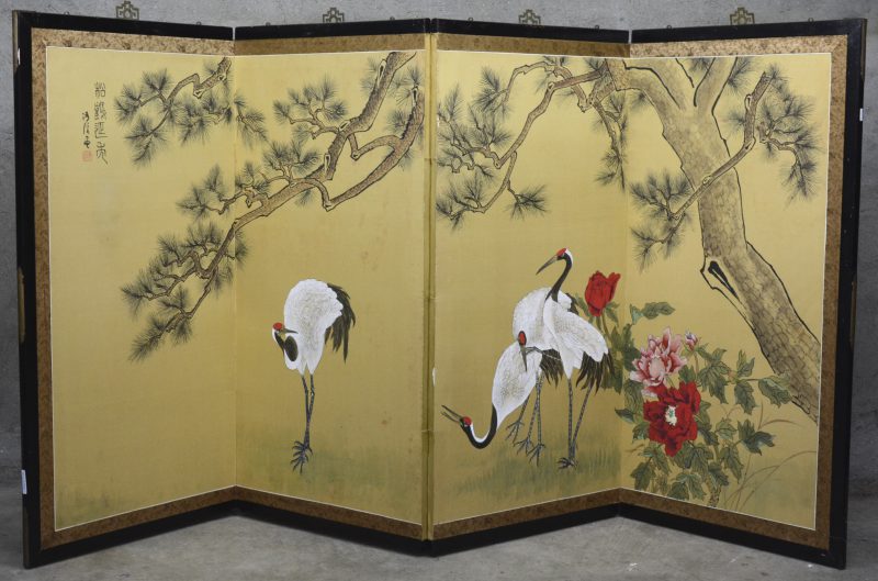 Een Japans kamerscherm in vier panden, versierd met een handgeschilderd decor van kraanvogels in een landschap met pioenen.
