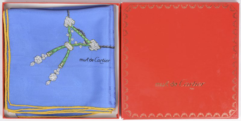 Een zijden foulard in originele doos.