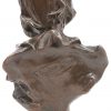 “Meisje met kapmantel”. Een bronzen buste. Gesigneerd en met stempe van de ‘Société des Bronzes de Paris’.
