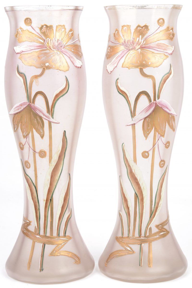 Een paar art nouveau vazen van iriserend glas, versierd met een handgeschilderd bloemendecor.
