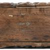 Een antieke barokke doos met schuifdeksel, opgebouwd met gebeeldhouwde elementen uit de tijd.