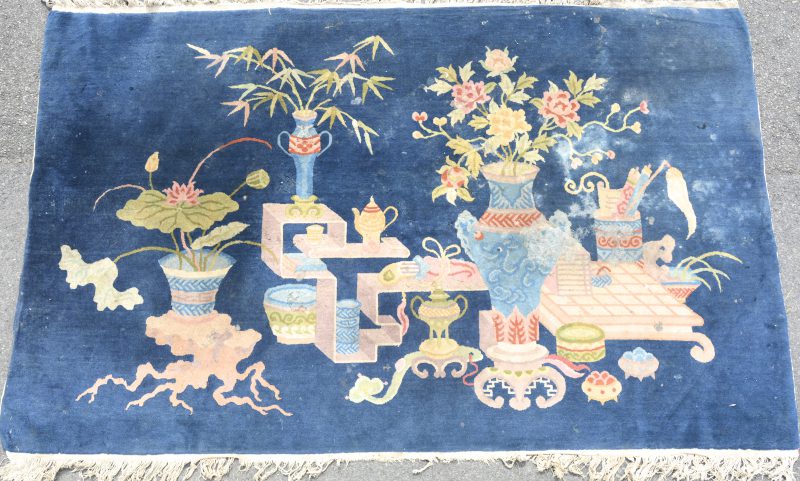 Een antiek Chinees wollen tapijt met een decor van planten in vazen. Te reinigen.