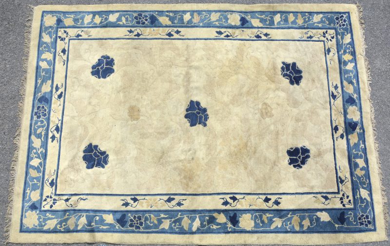 Een antieke Chinese wollen tapijt. Te reinigen.