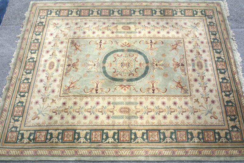 Een antieke Europees wollen tapijt.