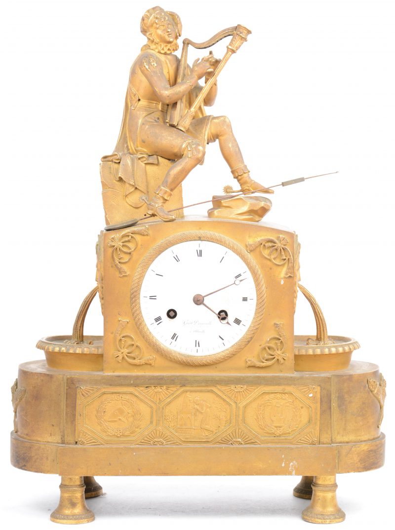 Een vergulde bronzen schouwpendule, bovenaan getooid met een harpspeler en het uurwerk geflankeerd door waterspuwers. Slijtage, manco’s. Met slinger, maar zonder sleutel. XIXe eeuw.