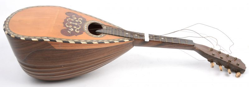 Een antieke mandoline, versierd met inlegwerk van verschillende houtsoorten en parelmoer. Brug manco, enkele barsten.