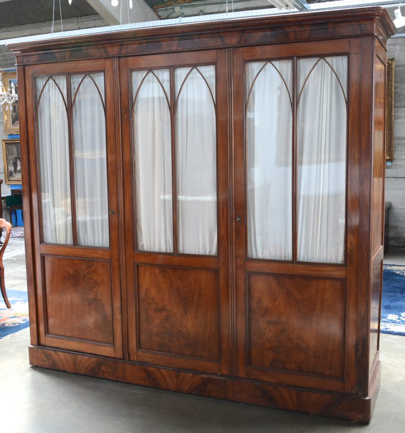Een garderobe van mahoniefineer met drie gevitreerde deuren. XIXe eeuw.