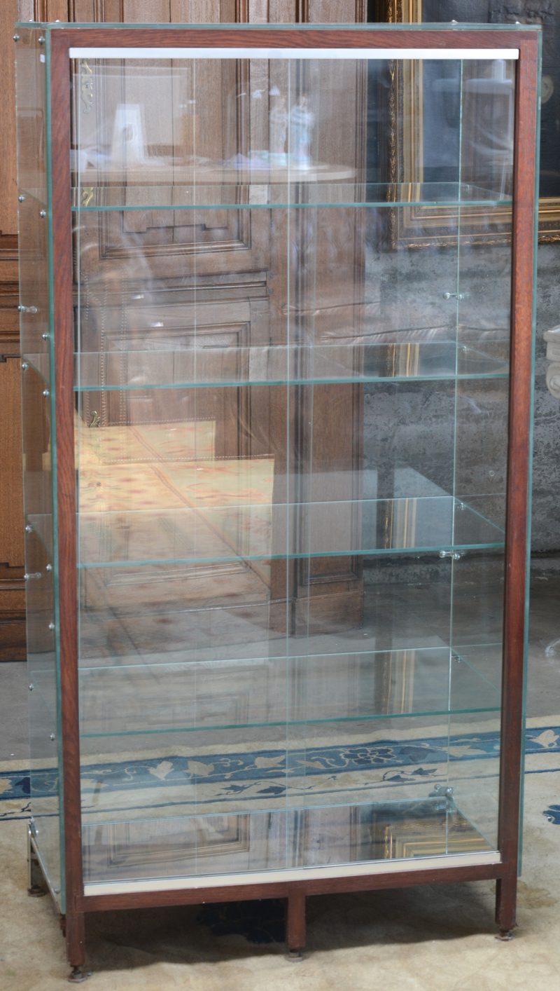 Een vitrinekast met twee glijdende deuren.