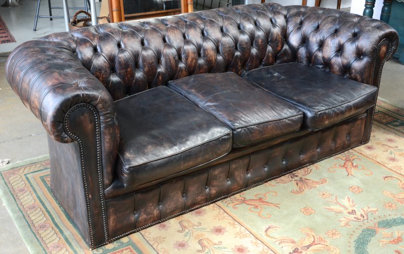 Een lederen Chesterfield. Zeer lichte slijtage.