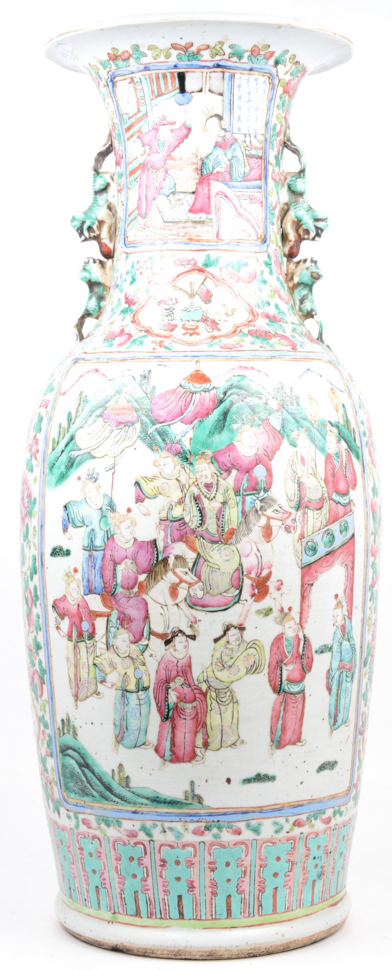 Een vaas van Cantonporselein met scènes van de hofhouding in cartouches op een achtergrond van pioenen en perziken. De handvatten in de vorm van twee aapjes met een bal. Omstreeks 1900.