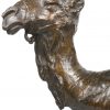 “Vrouw met kruik op kameel”. Een beeld van gepatineerd brons en gesculpteerd albast. Manco’s en restauraties aan het albast. De groen marmeren sokkel gebroken.