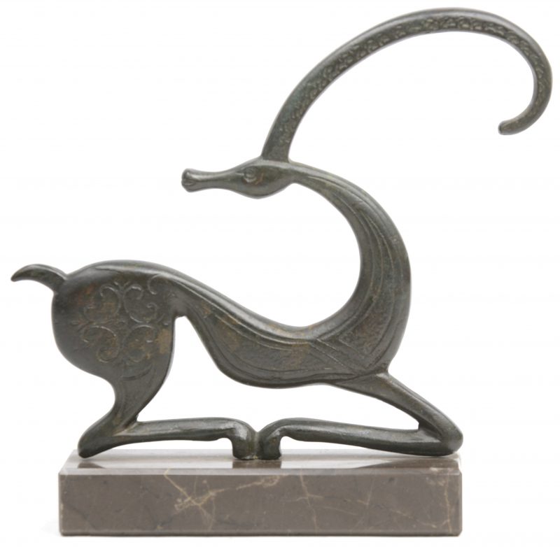 Een gestileerde gazelle van brons op een marmeren sokkel.